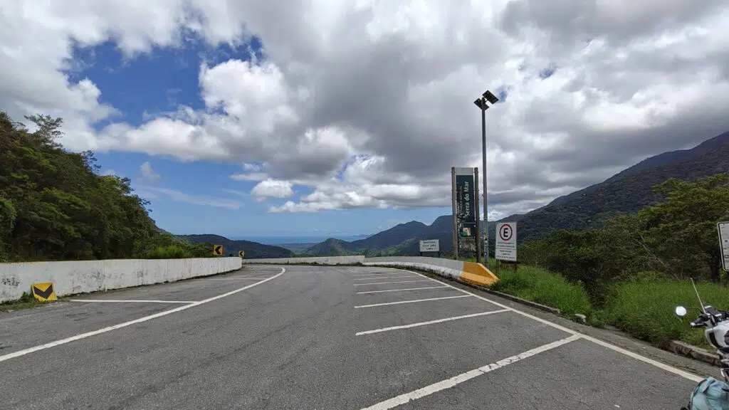 Montanhas, céu azul, pista e nuvens