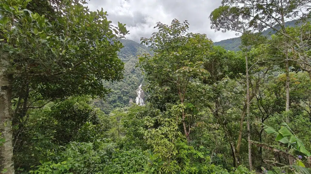 Montanhas, céu azul e nuvens