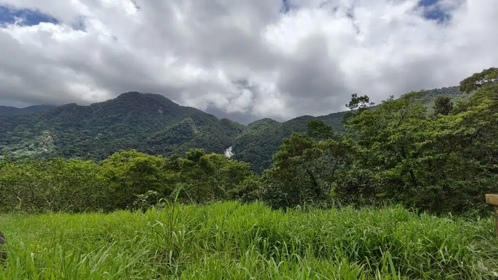 Montanhas, céu azul e nuvens