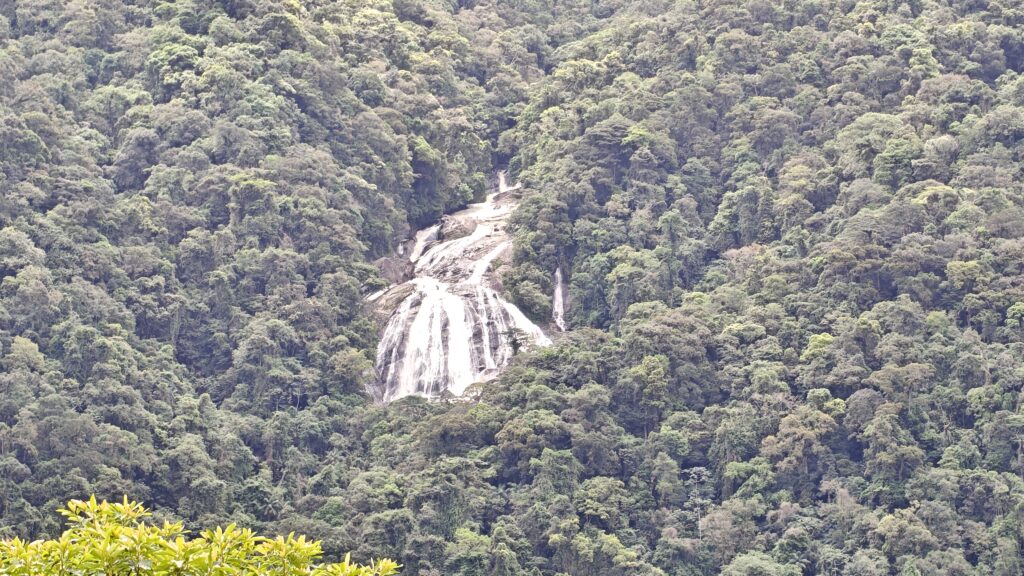 Cachoeira nas montanhas