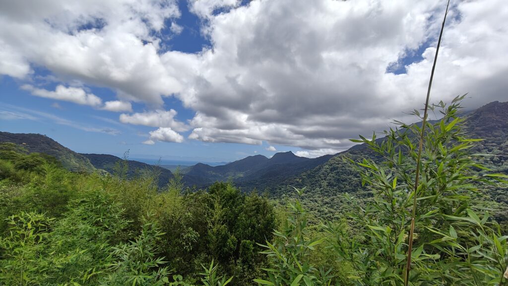 Montanhas, céu azul e nuvens