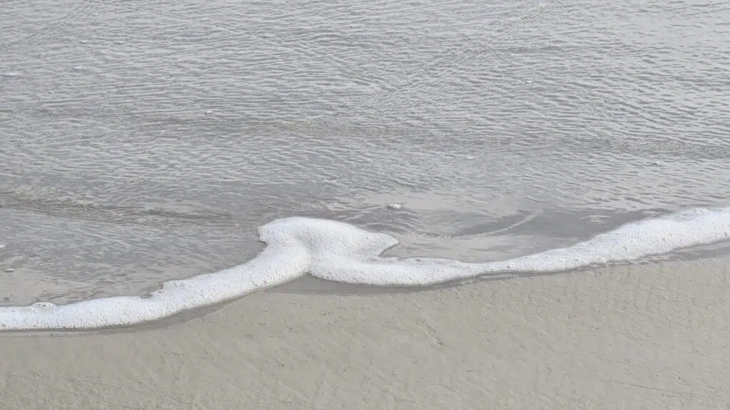 Foto da água e areia do mar