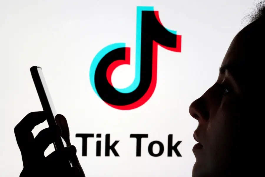 Mulher lendo sobre banimento do tiktok nos eua