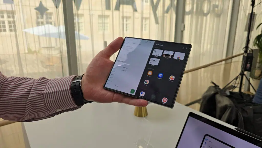 Galaxy z fold6 completamente aberto