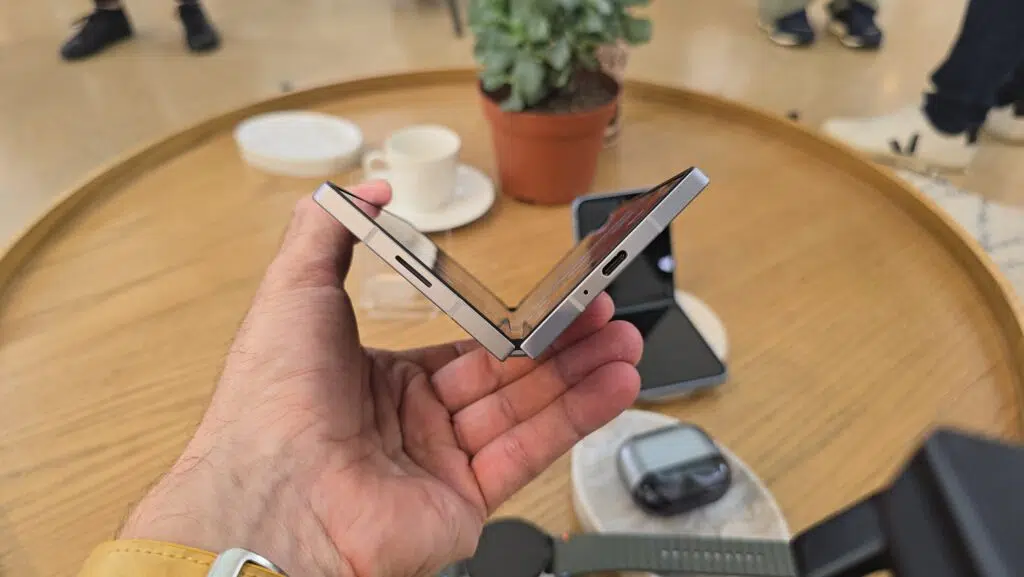 Galaxy z fold6 aberto pela metade