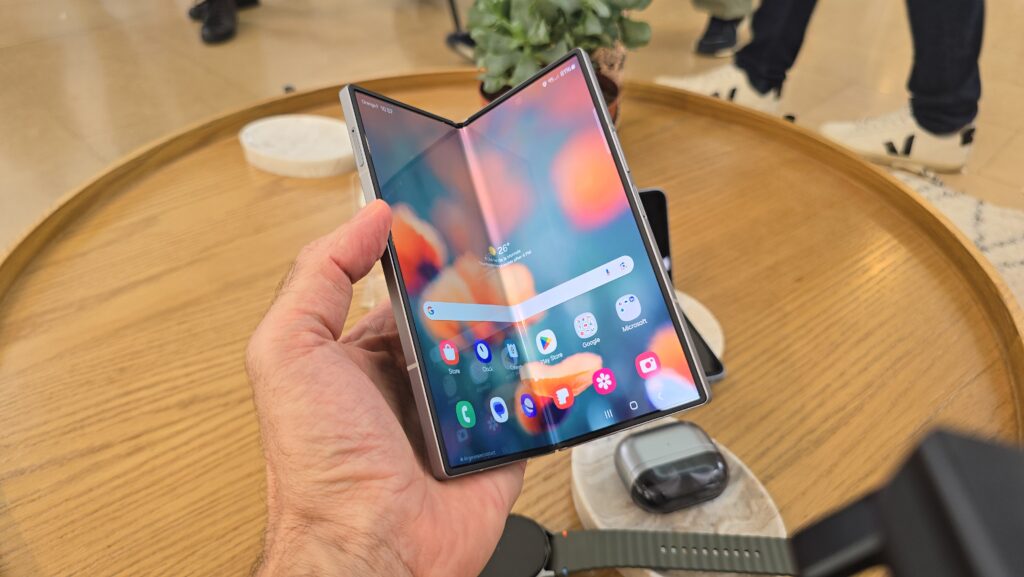 Galaxy Z Fold6 dobrado pela metade 