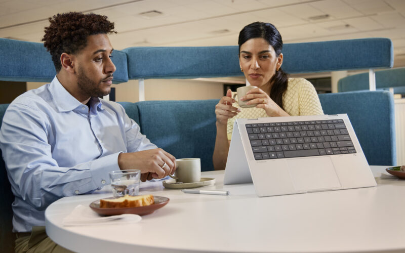 Hp elitebook x flip sendo usado por homem e mulher sobre a mesa