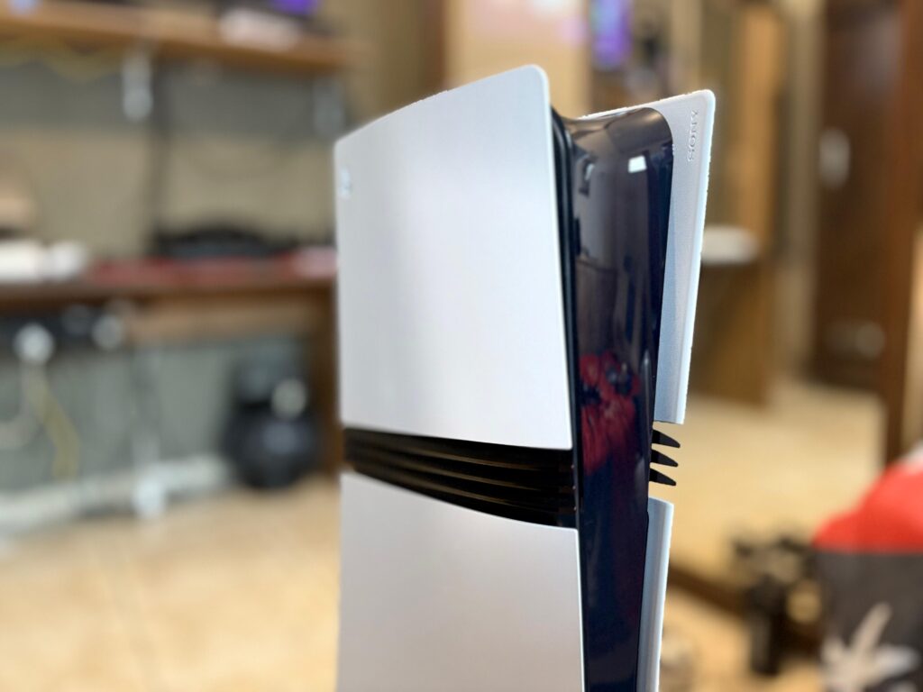 Console PlayStation 5 Pro posicionado de forma vertical