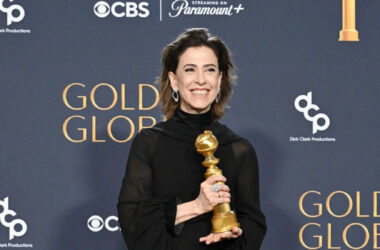 Fernanda torres segurando o troféu do globo de ouro