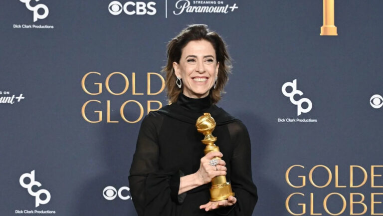 Fernanda torres segurando o troféu do globo de ouro