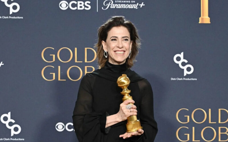 Fernanda torres segurando o troféu do globo de ouro