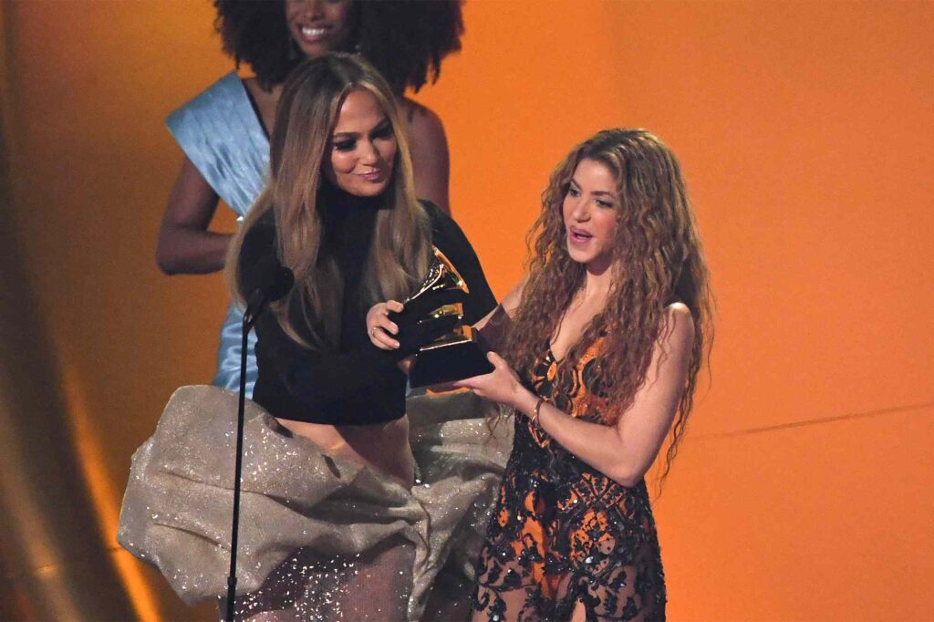 Shakira recebendo grammy 2025