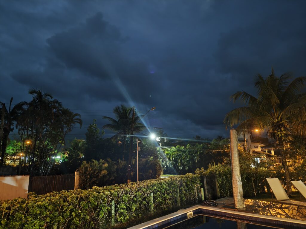 Foto noturna com árvores e casas