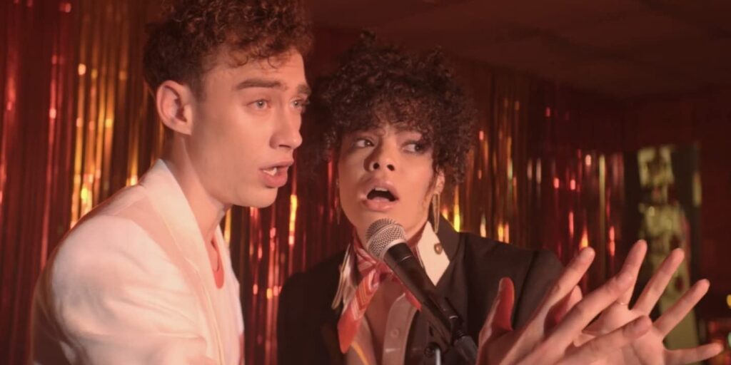 Olly Alexander e Lydia West em cena da série It's a Sin, melhores trilhas sonoras de séries.