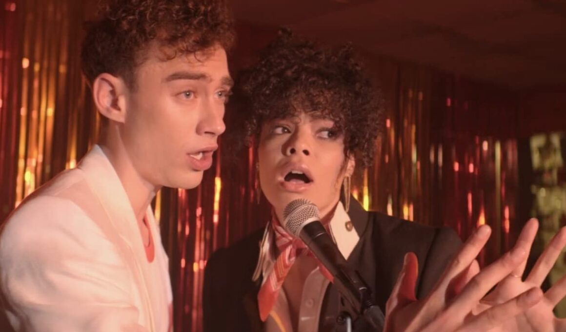 Olly alexander e lydia west em cena da série it's a sin, melhores trilhas sonoras de séries.