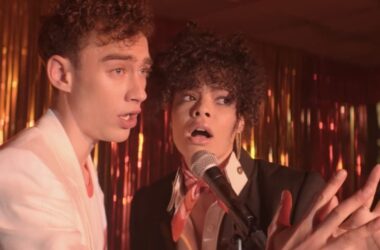 Olly alexander e lydia west em cena da série it's a sin, melhores trilhas sonoras de séries.