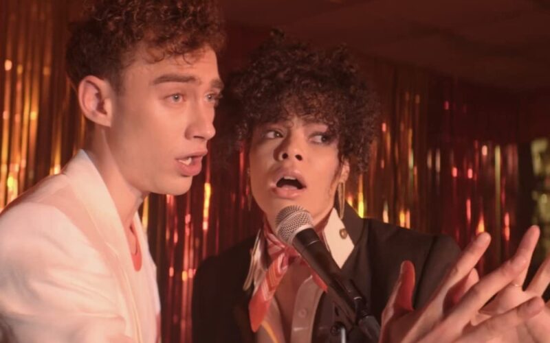 Olly alexander e lydia west em cena da série it's a sin, melhores trilhas sonoras de séries.