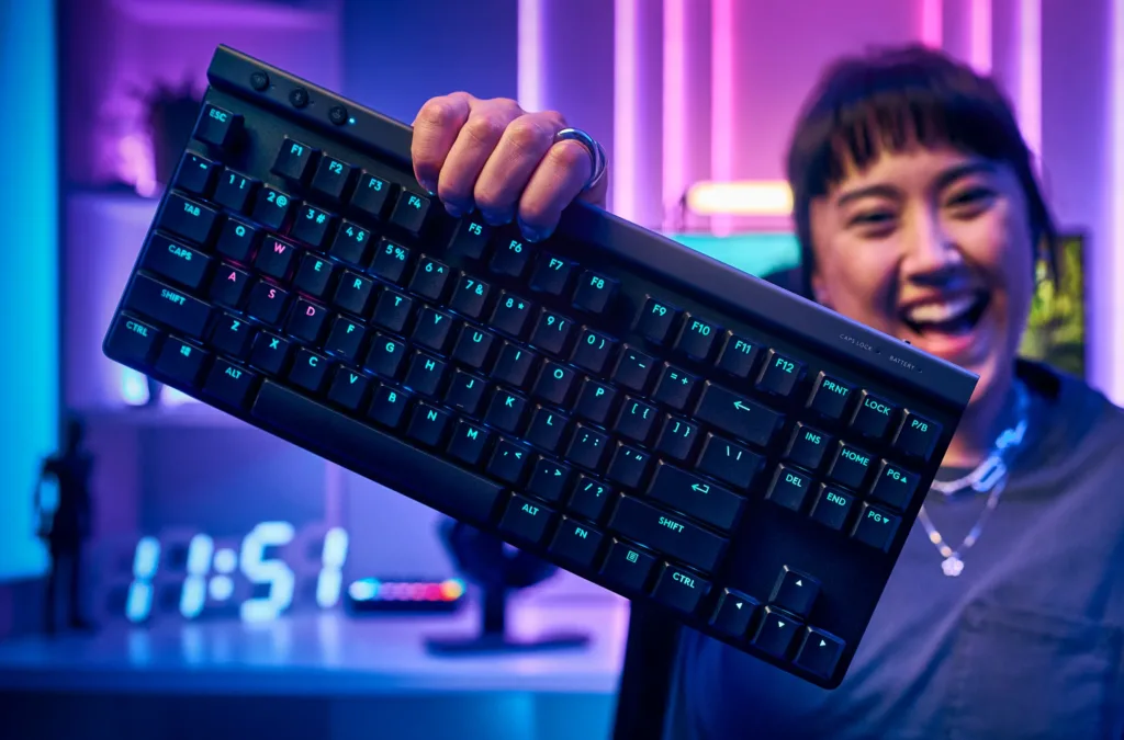 Mulher asiática segurando teclado logitech g515 lightspeed tkl