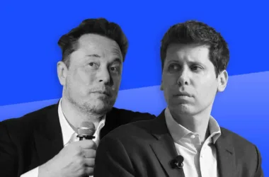 Elon mus e sam altman em fundo azul, com logo da openai atrás