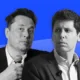 Elon mus e sam altman em fundo azul, com logo da openai atrás