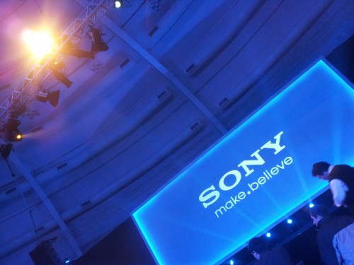 Começa o evento da sony!. Já estamos aqui, bruno e marcelo, prestes a conhecer as novidades da sony e sony ericsson!