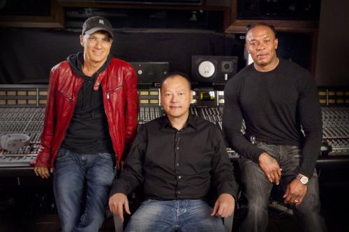 Htc fecha acordo com beats electronics. Htc anunciou uma nova parceria com a beats electronics para criar uma experiência de audio móvel superior. A beats electronics é do rapper e hitmaker dr. Dre e do chairman da interscope geffen a&m records jimmy lovine. Aparentemente, a htc está investindo us$ 300 milhões (! ) na empresa. Já vimos essa tecnologia ser empregada em computadores hp, fones de ouvido e nos clipes musicais que a beats eletronics patrocina. Além disso, a htc terá direitos exclusivos da tecnologia em seus smartphones e integrará o audio beats em toda a sua linha de produtos