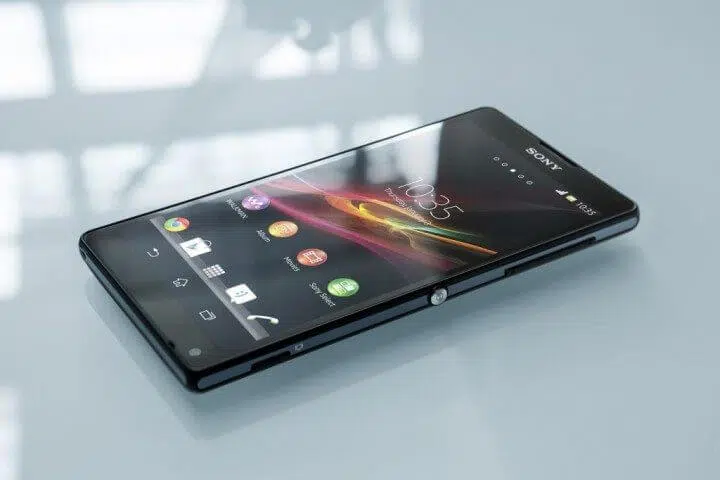 Sony xperia zq chega ao varejo e operadoras. A partir desta segunda-feira, 22 de abril, o xperia zq, novo topo de linha da sony, já pode ser encontrados nas redes de varejo e operadoras em todo o país pelo preço sugerido de r$ 2. 049,00.