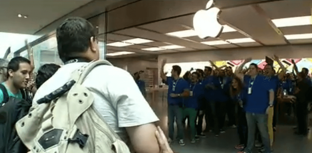 Primeira apple store brasileira é inaugurada no rio de janeiro / reprodução: tv bandeirantes