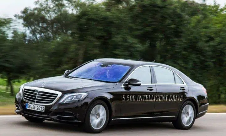 Conheça o s500 intelligent drive, protótipo de carro autônomo da mercedes benz. O que parecia impensável, ou apenas parte do imagiário dos autores de ficção científica, acaba de chegar mais perto da realidade. Os engenheiros da merdeces benz levaram á sério a idéia de um veículo que "dirige sozinho". Usando como base o luxuoso sedã s500, a equipe comandada pelo chefe de engenharia de produtos, eberhard kaus, desenvolver o protótipo batizado de s500 intelligent drive.