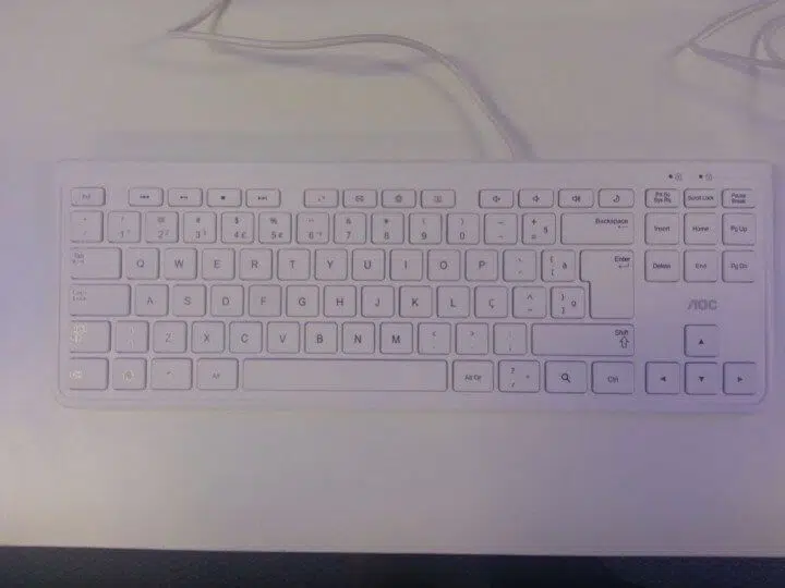 Detalhe para o lindo teclado, que tem um tamanho mais ergonômico que o imac