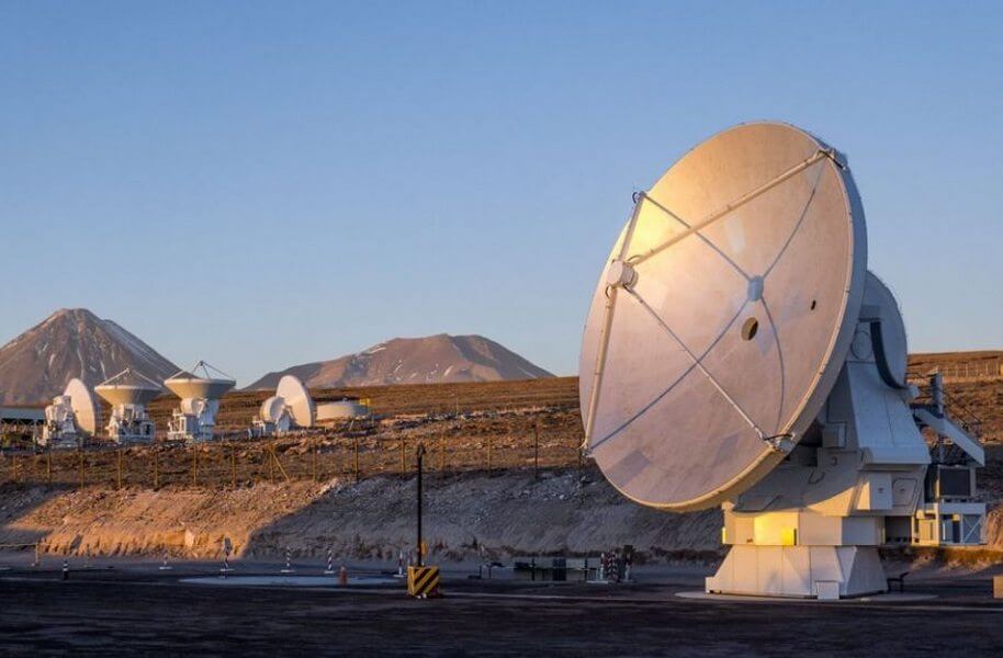 Observatório está situado em dois níveis, a 2. 900 metros de altitude na planície chajnantor, no deserto do atacama / divulgação/eso