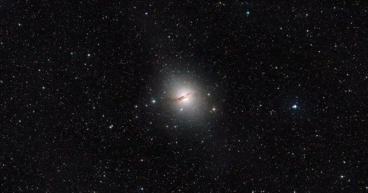 Imagem da galáxia centaurus a capturada pelo telescopio hubble /esa/nasa/afp